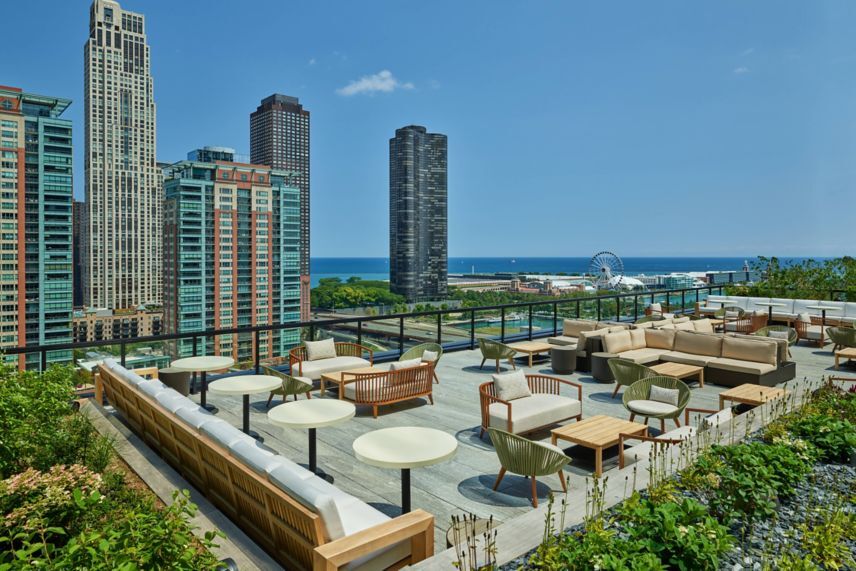 Chicago restaurants and skyline, reflecting the city’s decision to phase out tipped wages by 2028